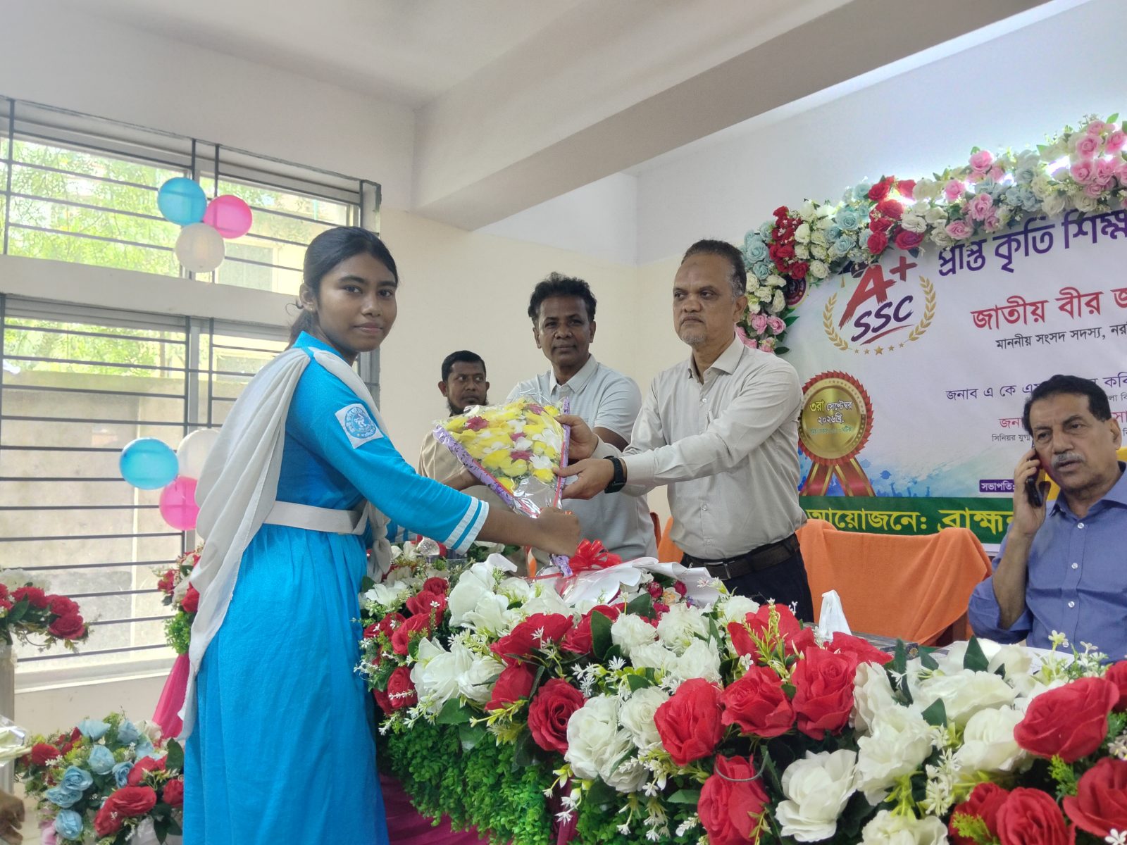 অধ্যক্ষ মহোদয়কে ফুলেল শুভেচ্ছা প্রদান